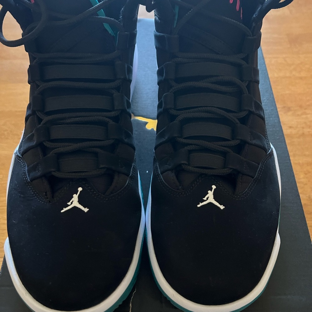 AIR JORDAN MAX AURA in EUC. Only worn. 3 times.
